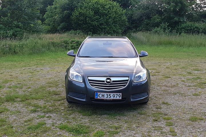 Grå Opel Insignia fra 2011