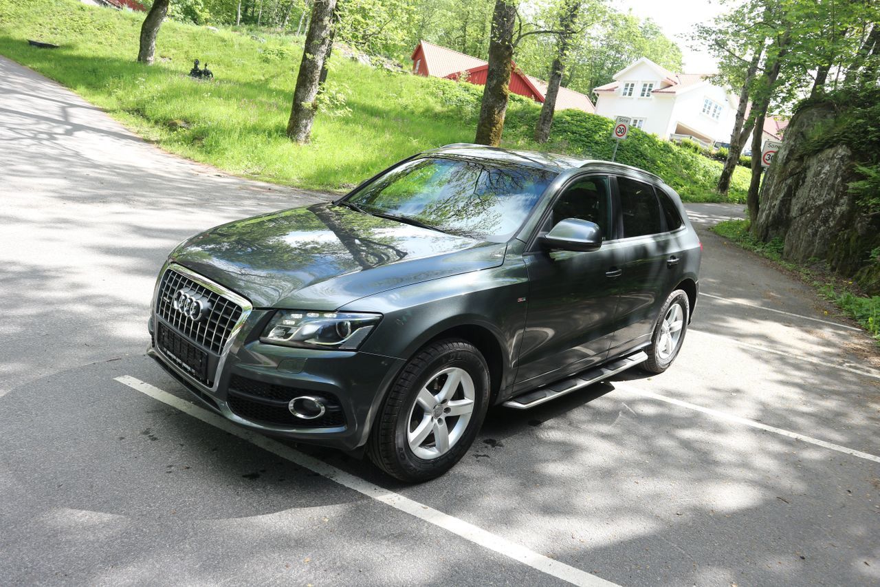 Grå Audi Q5 fra 2009