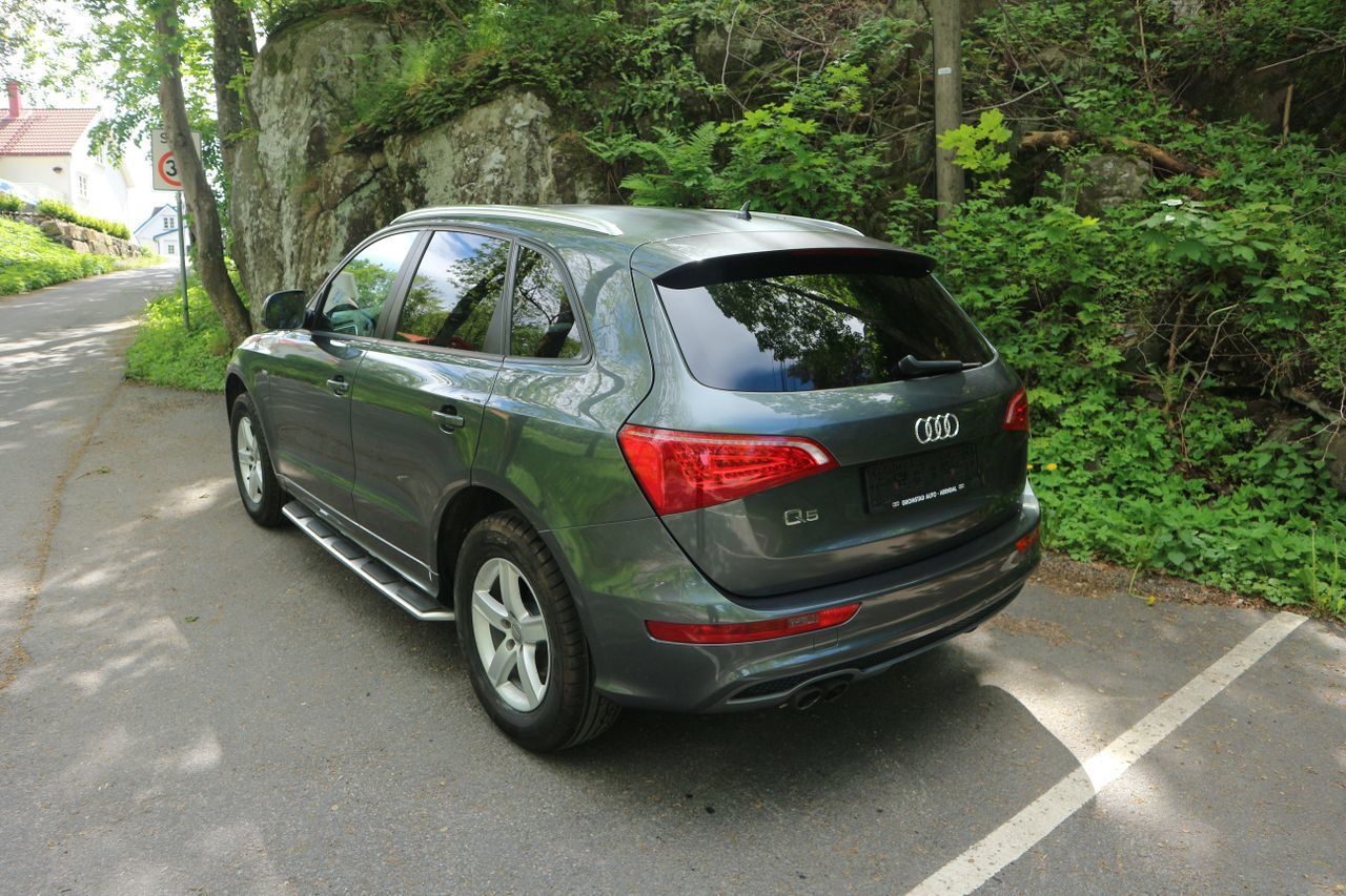 Grå Audi Q5 fra 2009