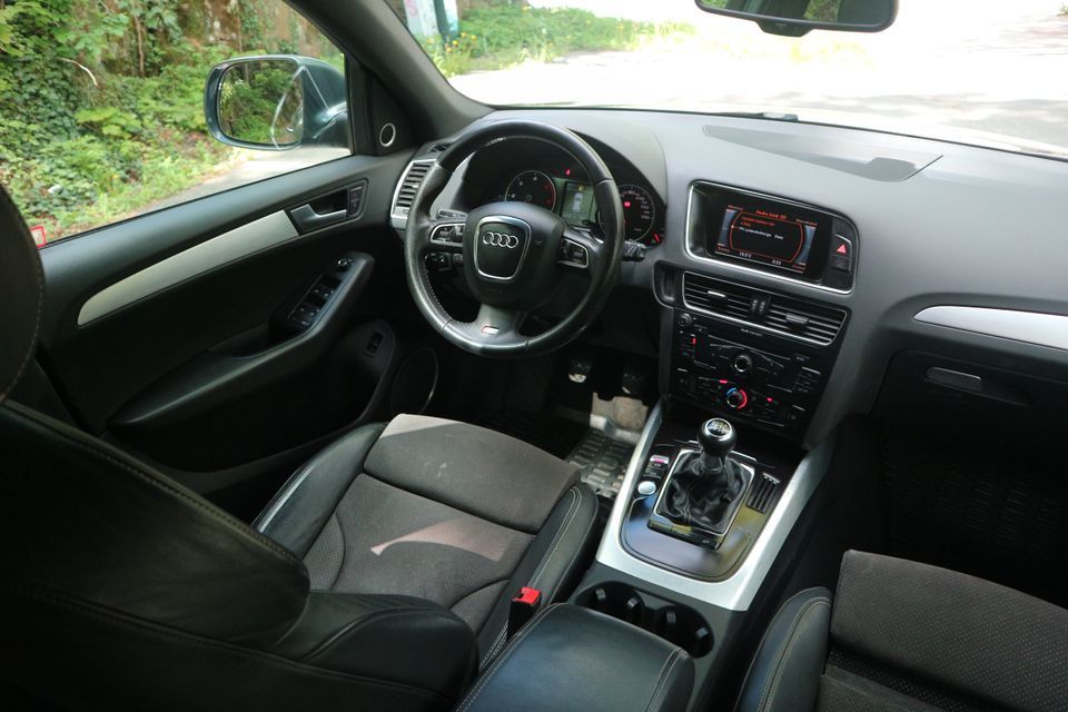 Grå Audi Q5 fra 2009