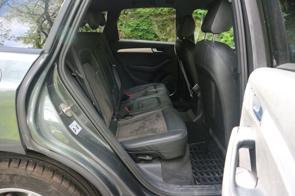 Grå Audi Q5 fra 2009