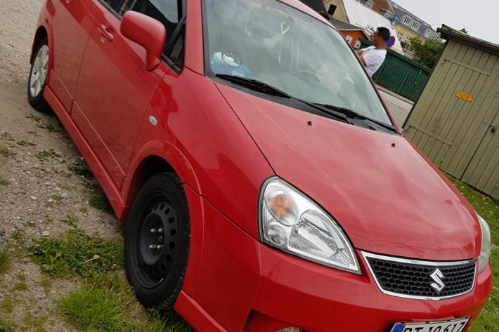 Rød Suzuki Liana fra 2006