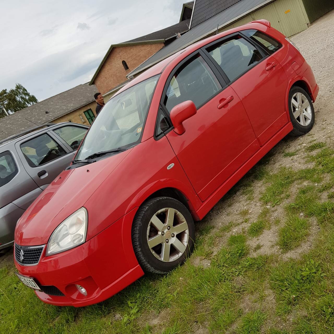 Rød Suzuki Liana fra 2006