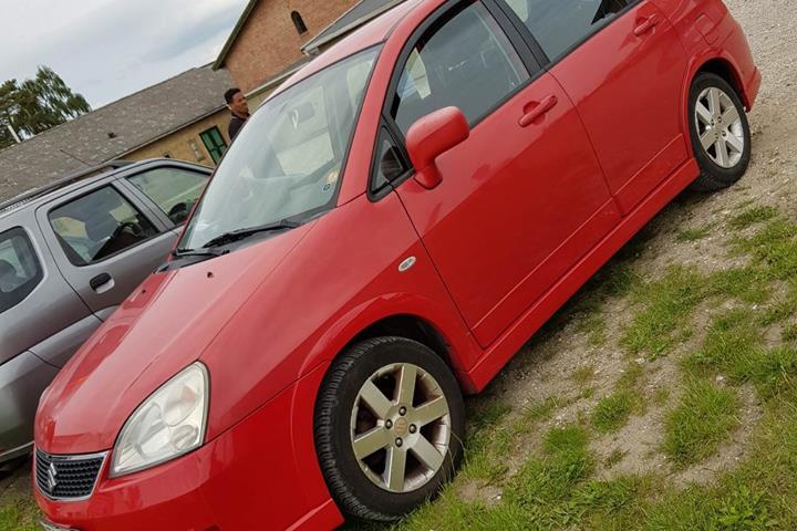 Rød Suzuki Liana fra 2006