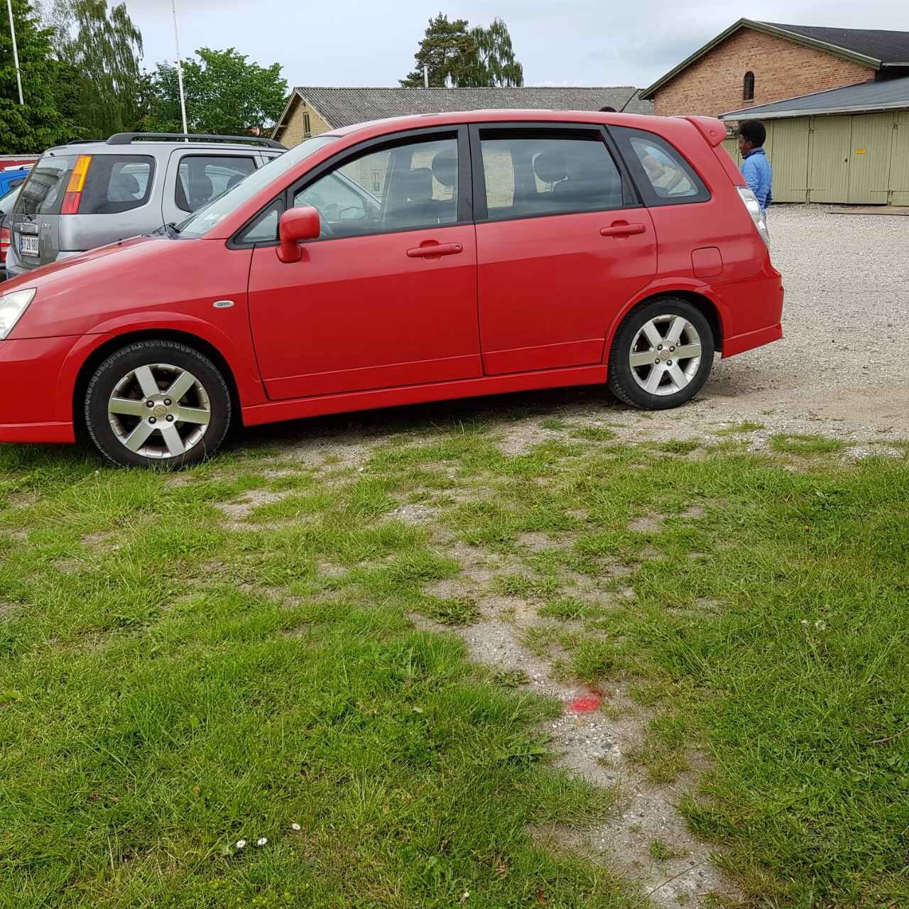 Rød Suzuki Liana fra 2006