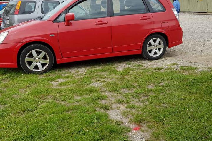 Rød Suzuki Liana fra 2006