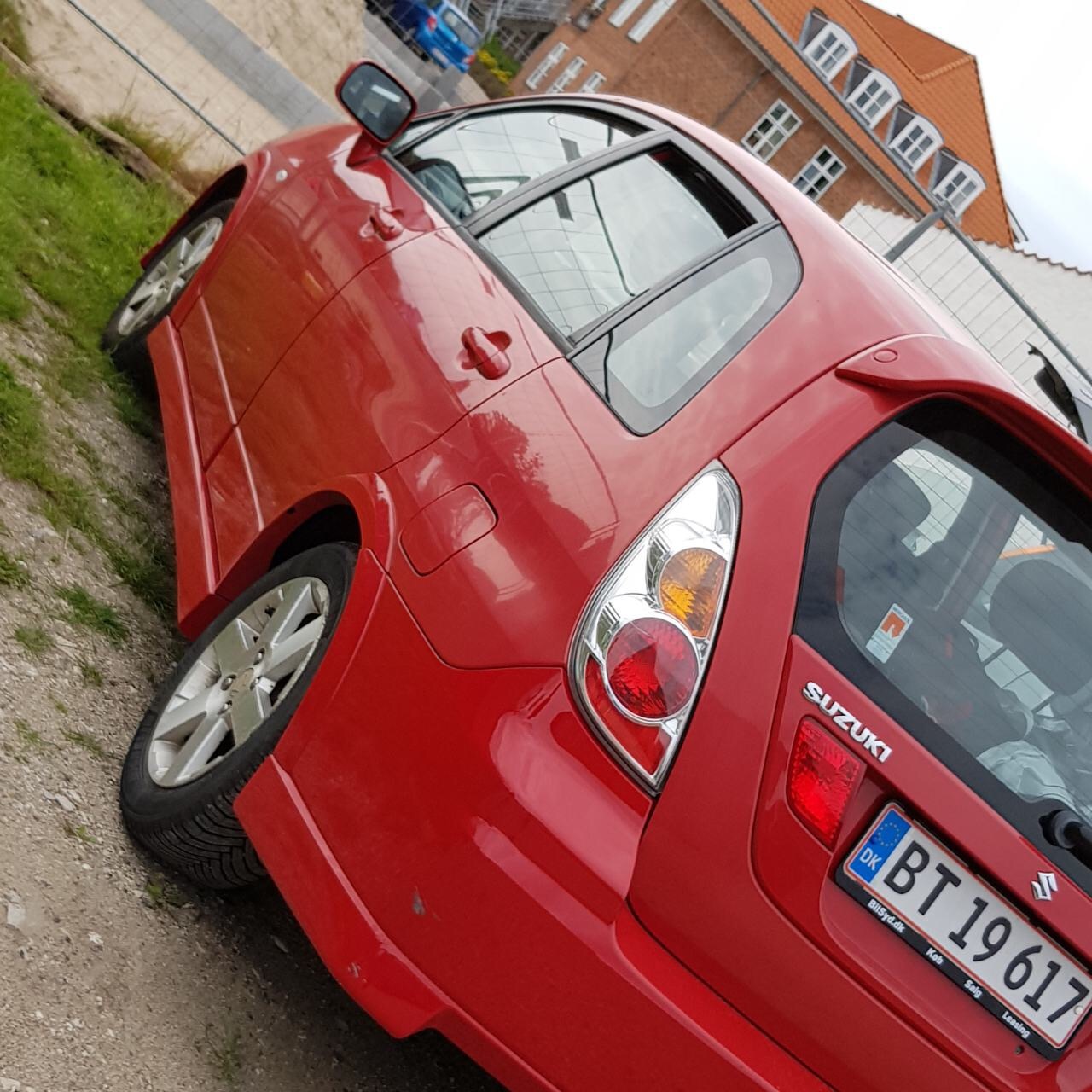 Rød Suzuki Liana fra 2006