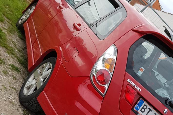 Rød Suzuki Liana fra 2006