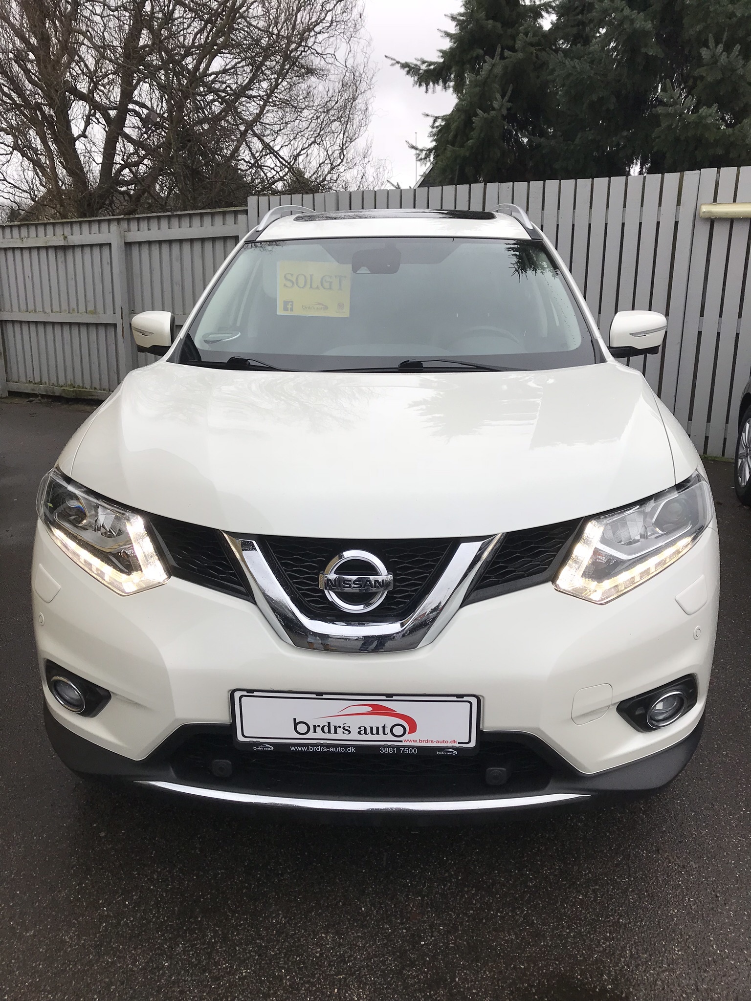 Hvid Nissan X-Trail fra 2014