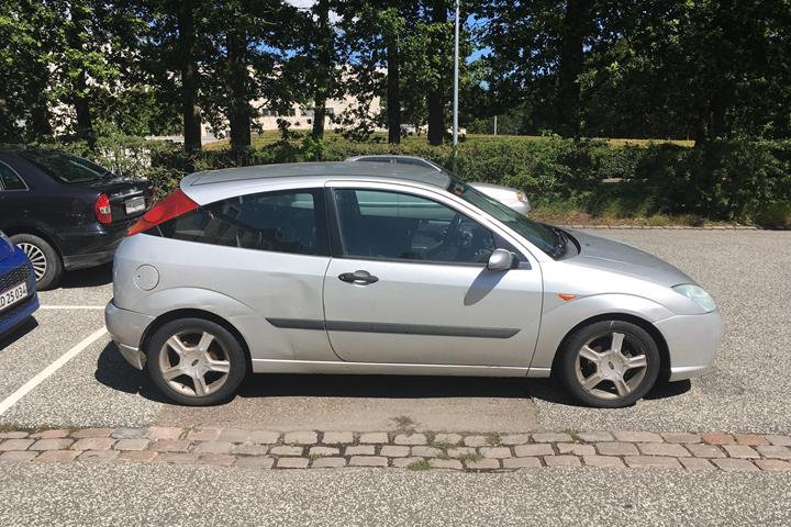 Grå Ford Focus fra 2004
