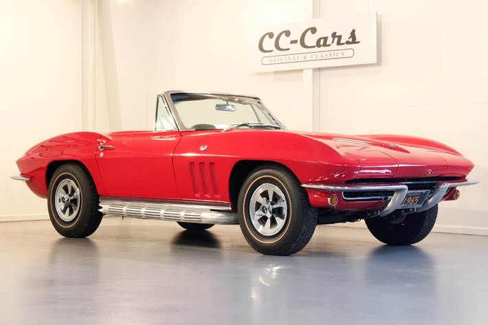 Rød Chevrolet Corvette fra 1965