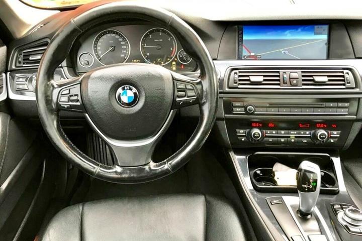 Sort BMW 520 fra 2011