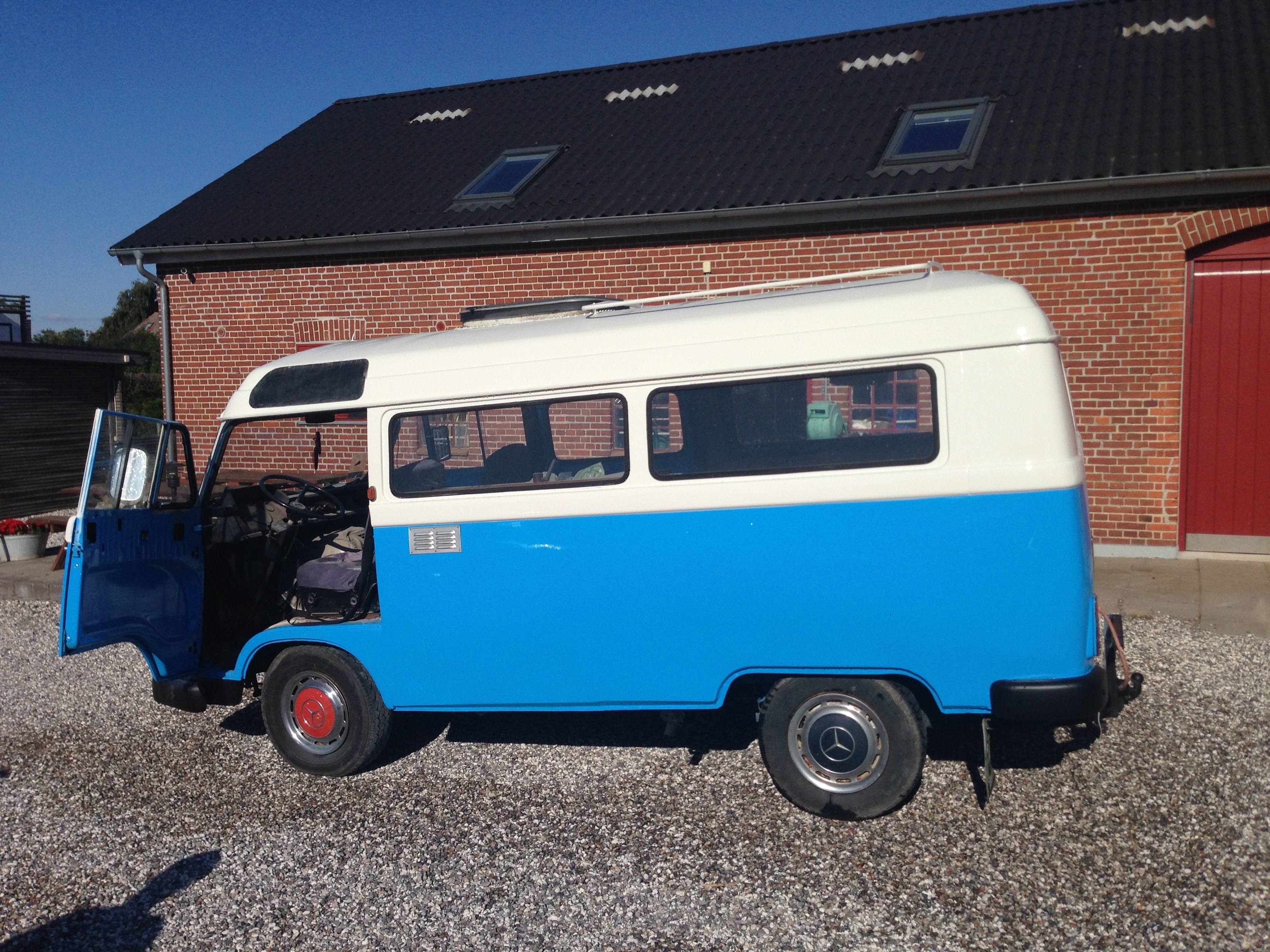 Blå Mercedes 200 fra 1972