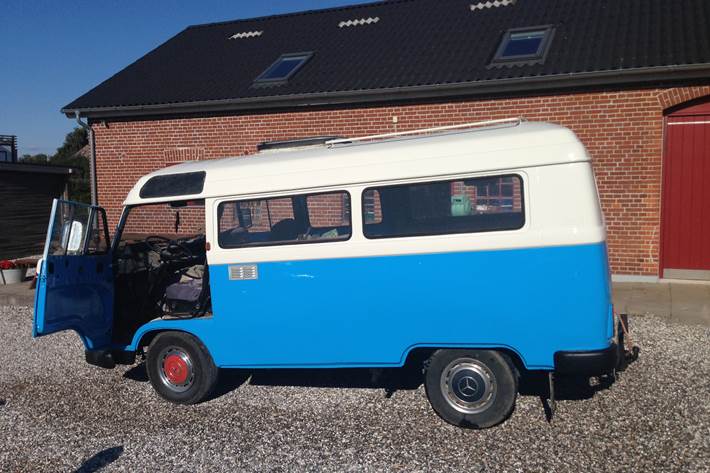 Blå Mercedes 200 fra 1972