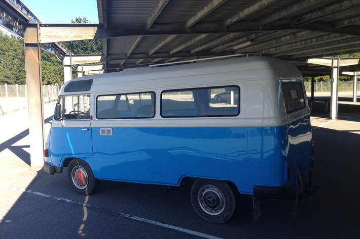 Blå Mercedes 200 fra 1972