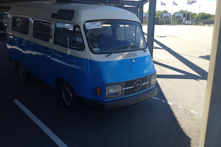 Blå Mercedes 200 fra 1972