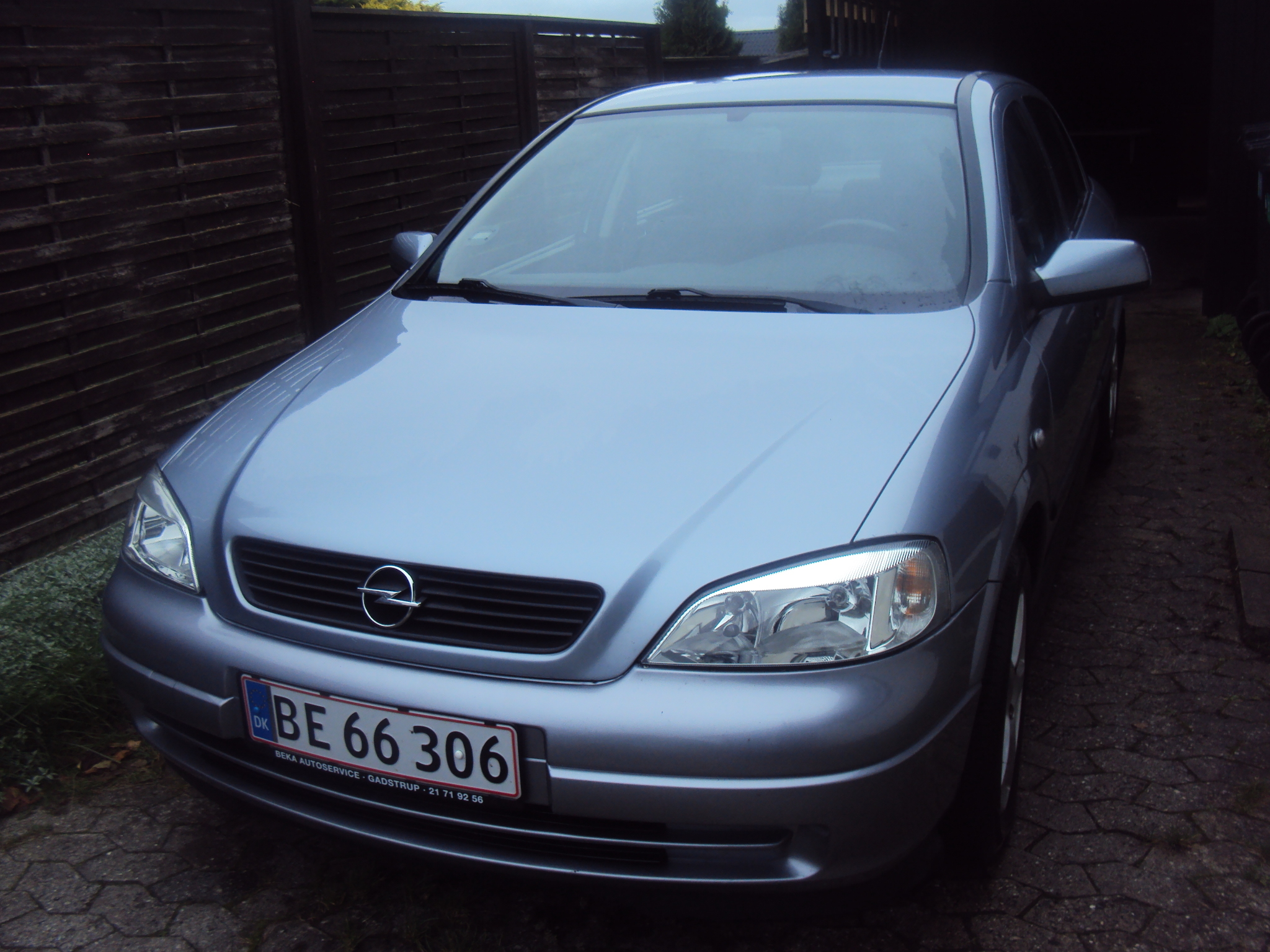 Grå Opel Astra fra 2005