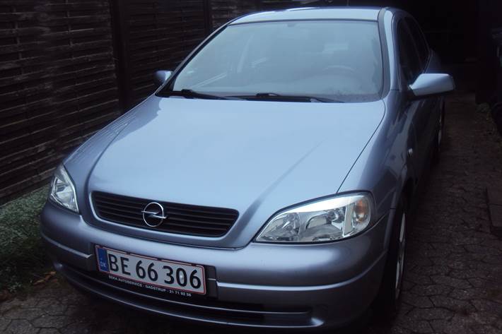 Grå Opel Astra fra 2005