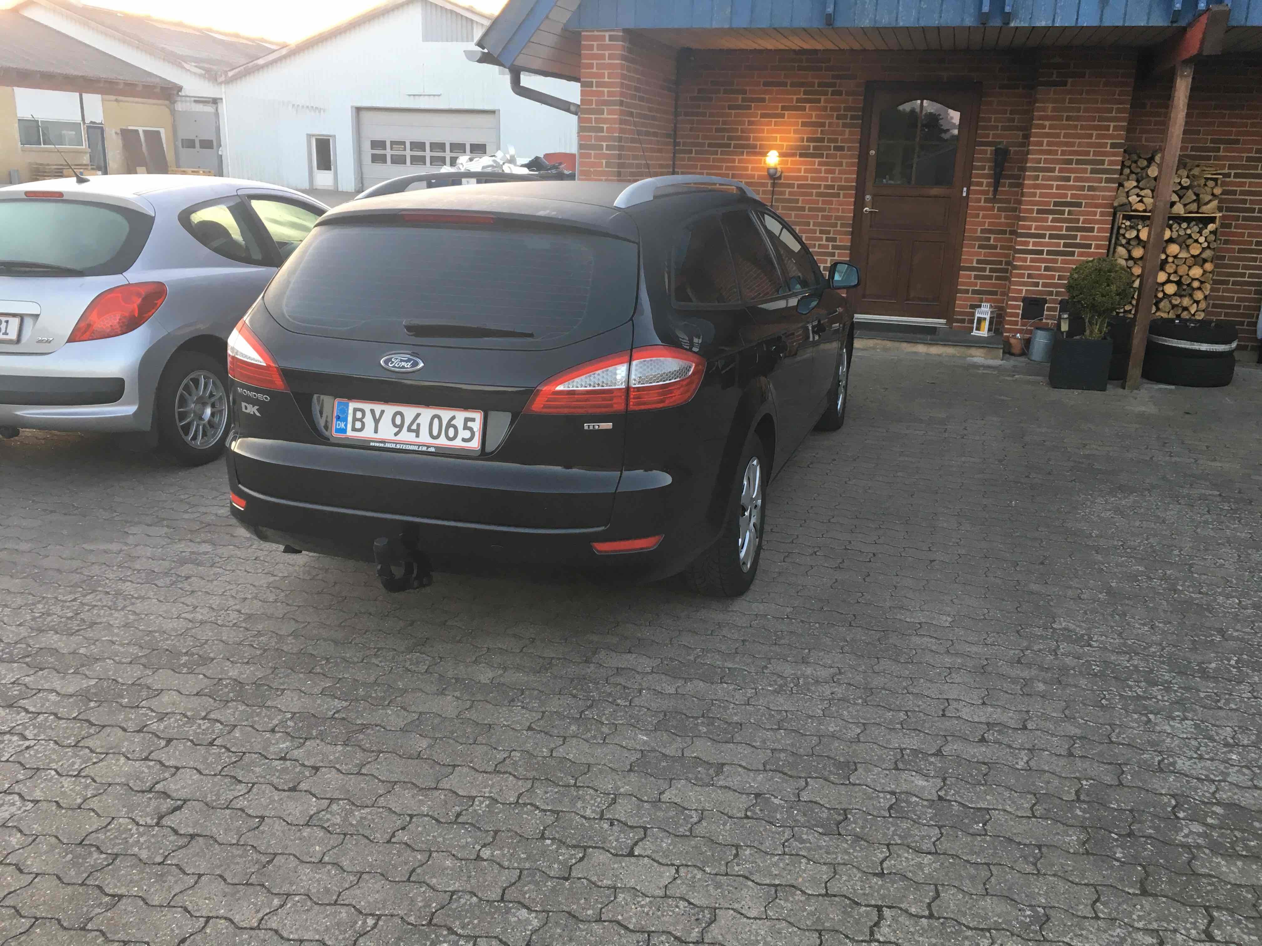 Sort Ford Mondeo fra 2008