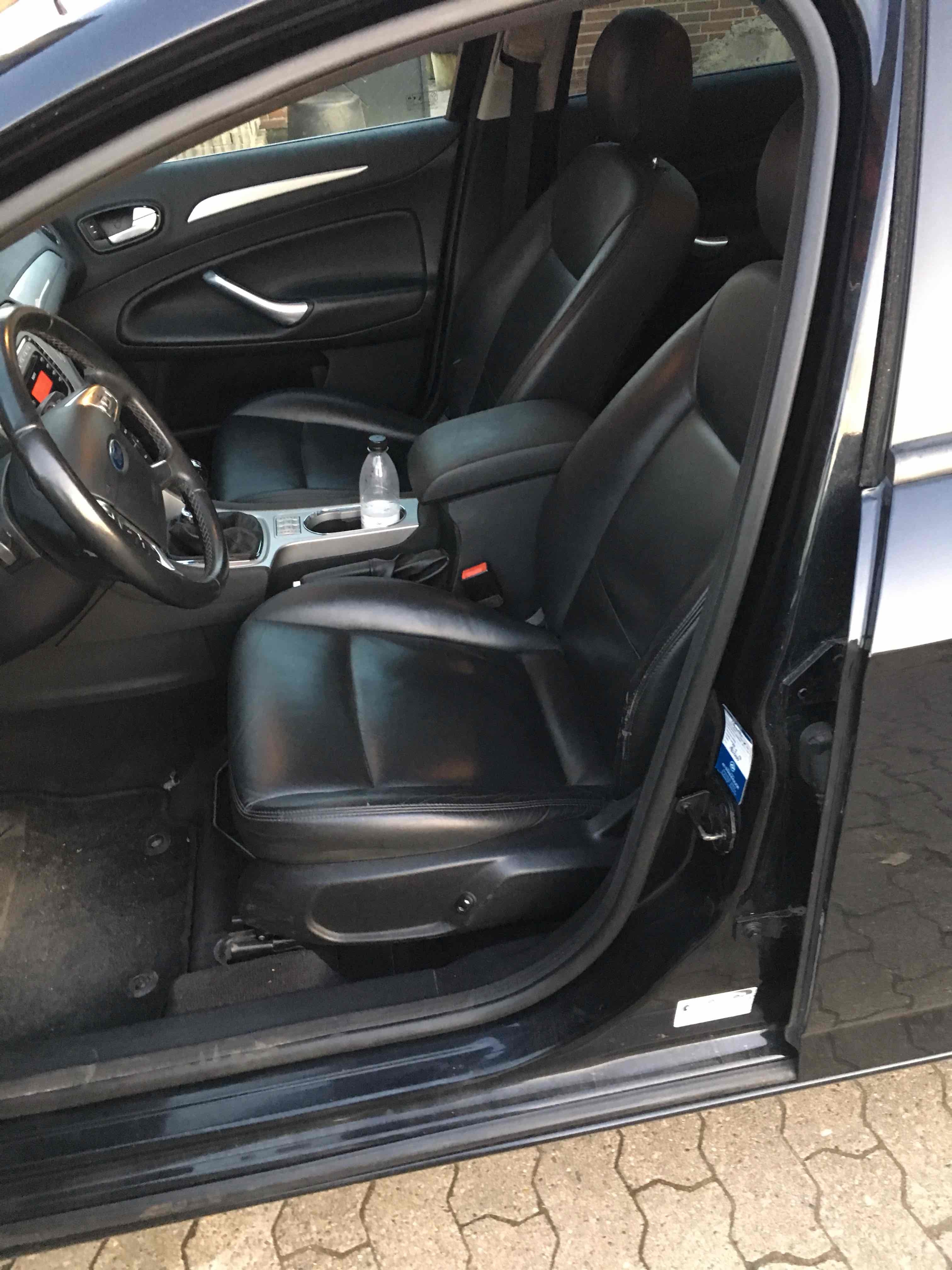 Sort Ford Mondeo fra 2008