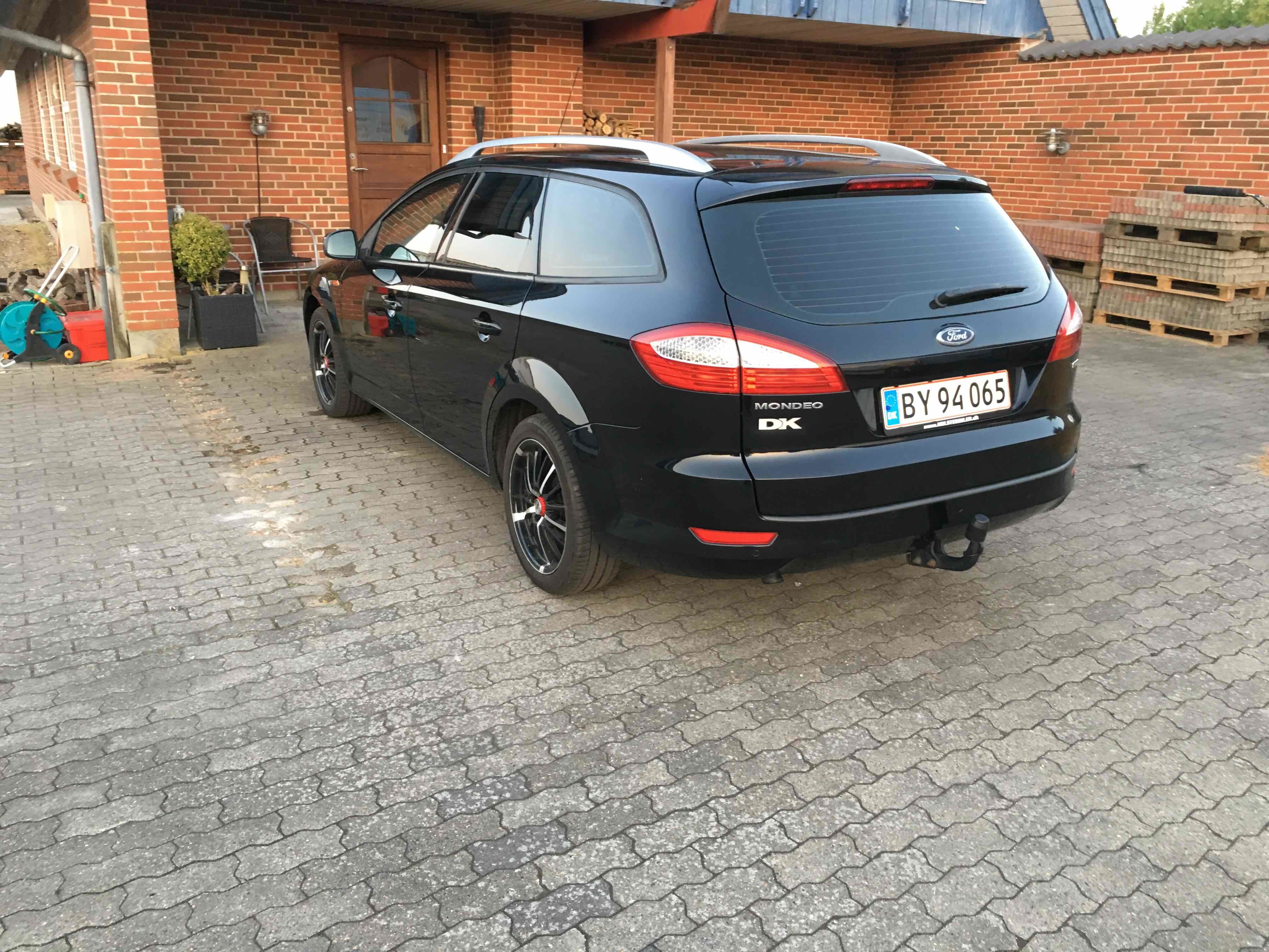 Sort Ford Mondeo fra 2008
