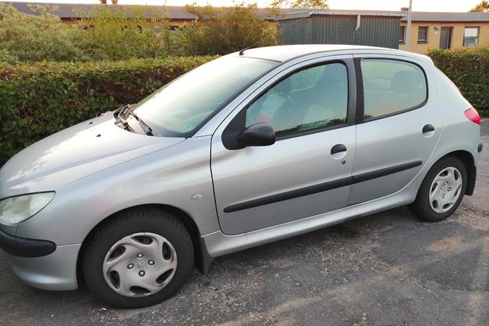 Grå Peugeot 206 fra 2002