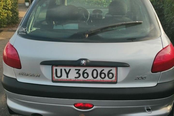 Grå Peugeot 206 fra 2002