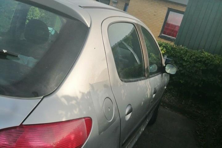 Grå Peugeot 206 fra 2002