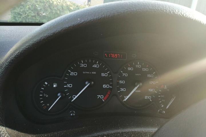 Grå Peugeot 206 fra 2002