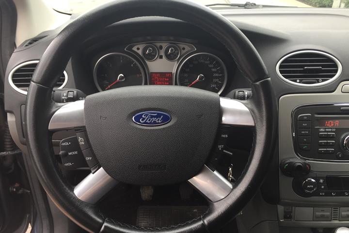 Grå Ford Focus fra 2010