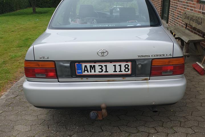 Sølv Toyota Corolla fra 1994
