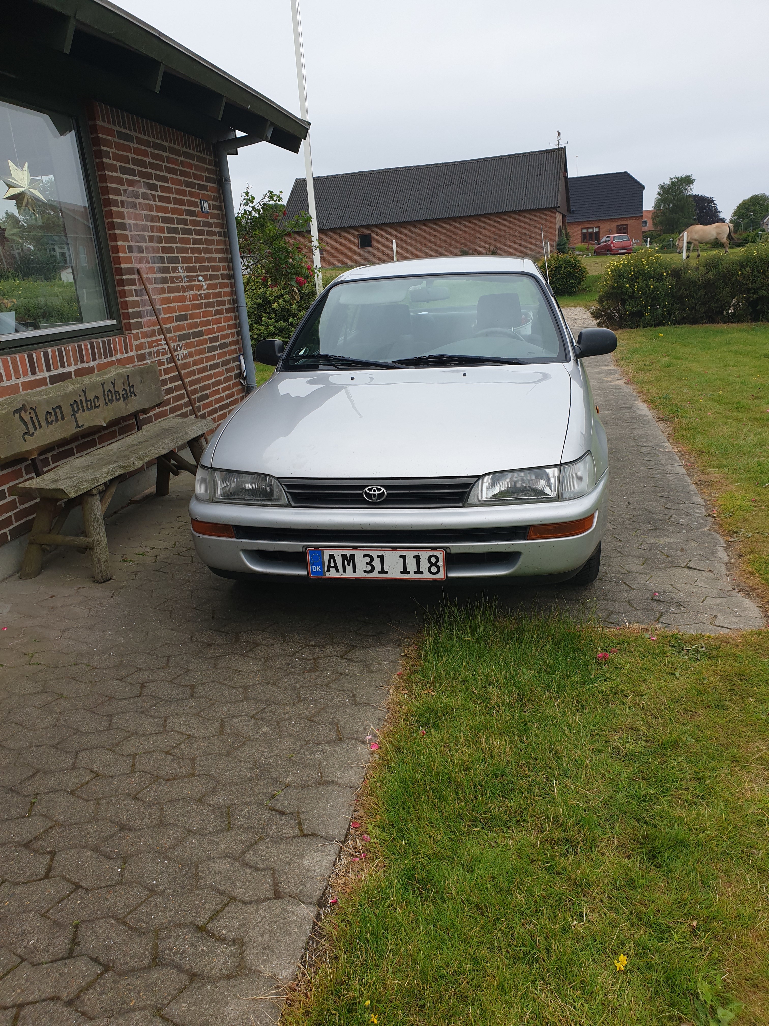 Sølv Toyota Corolla fra 1994