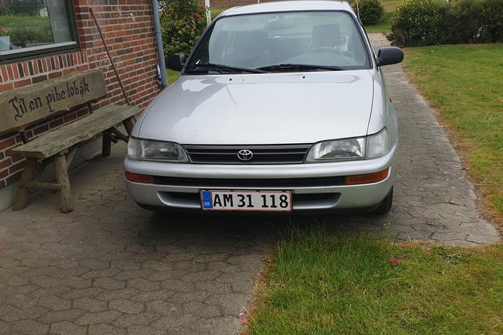 Sølv Toyota Corolla fra 1994