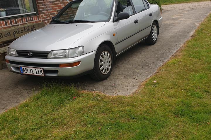 Sølv Toyota Corolla fra 1994