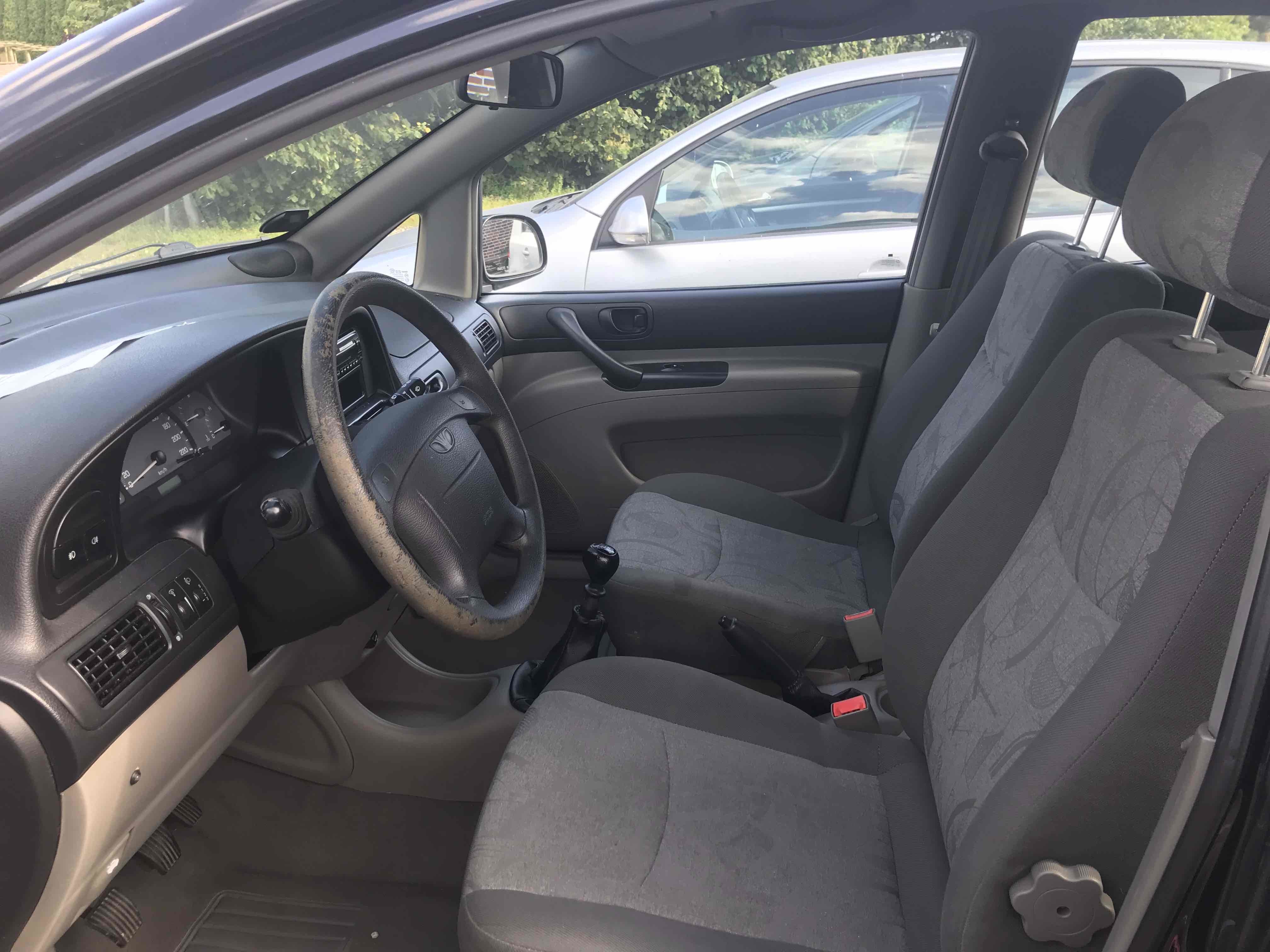 Sort Daewoo Tacuma fra 2003