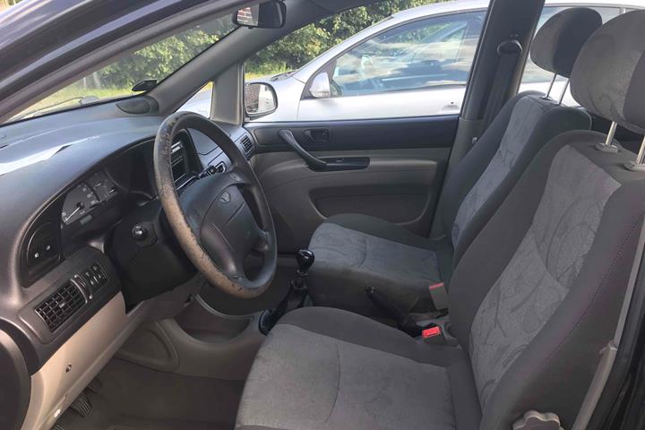 Sort Daewoo Tacuma fra 2003