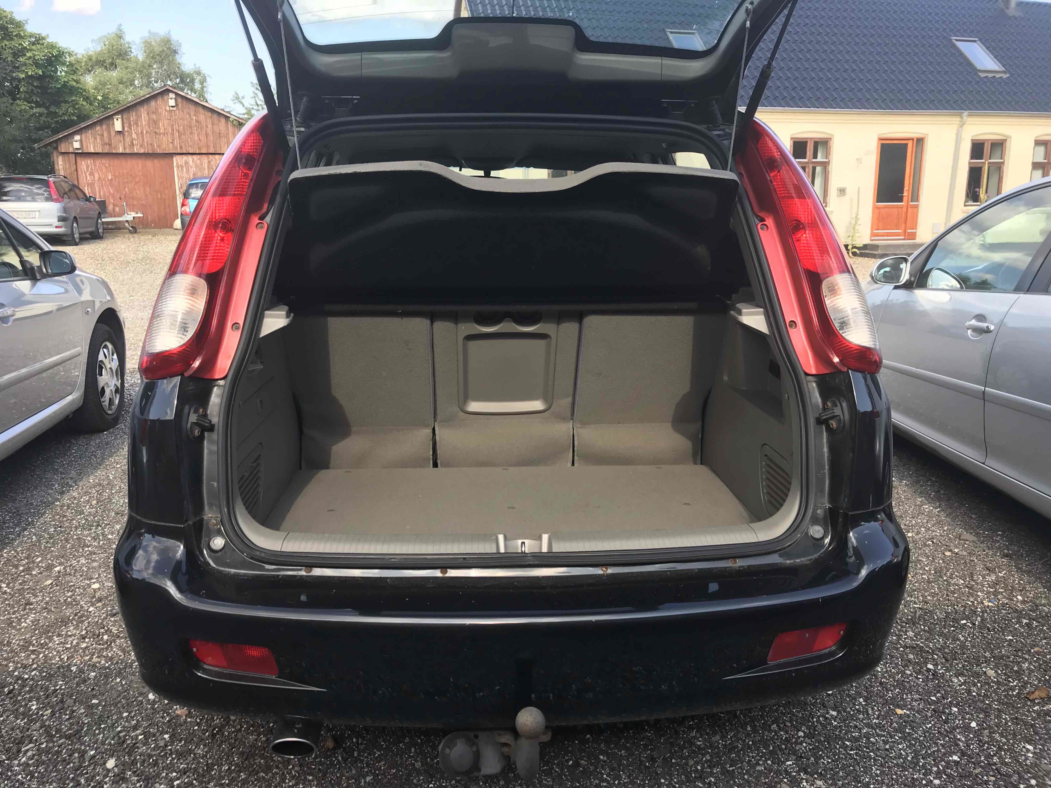 Sort Daewoo Tacuma fra 2003