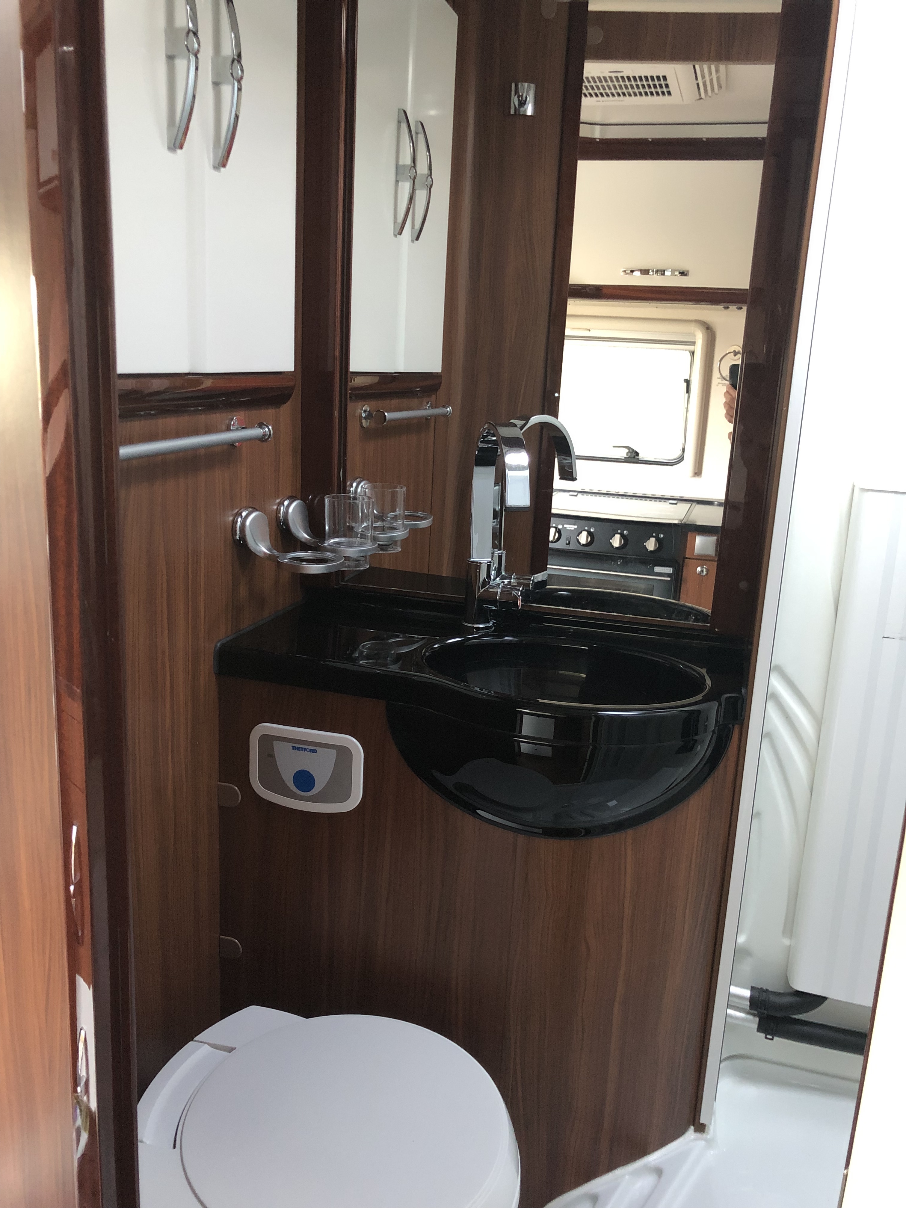 Grå Mercedes 319 fra 2011