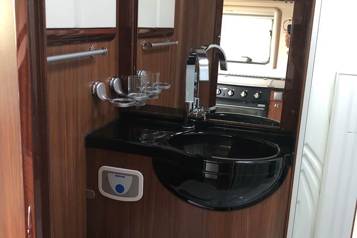 Grå Mercedes 319 fra 2011