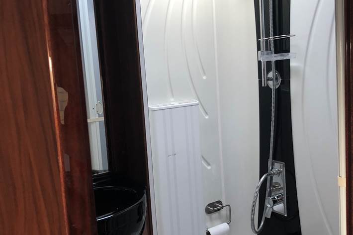 Grå Mercedes 319 fra 2011