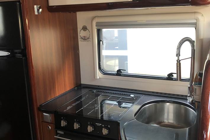 Grå Mercedes 319 fra 2011