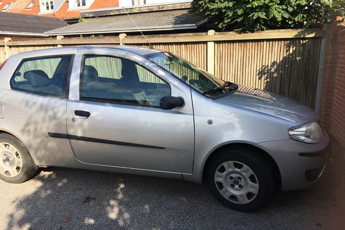 Grå Fiat Punto fra 2005