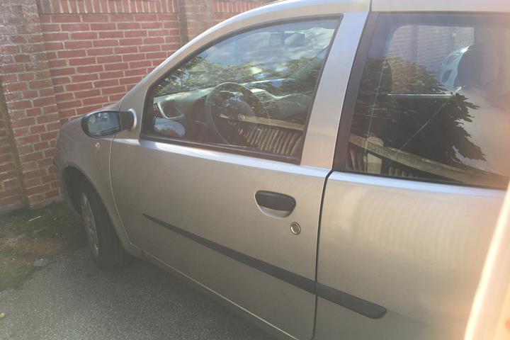 Grå Fiat Punto fra 2005