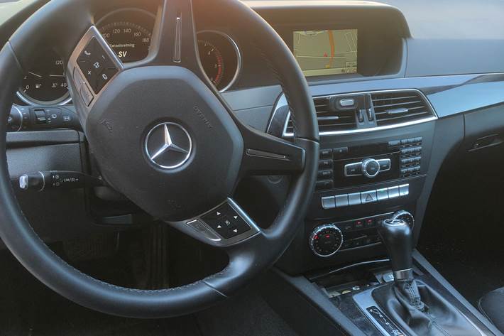 Blå Mercedes C200 fra 2014
