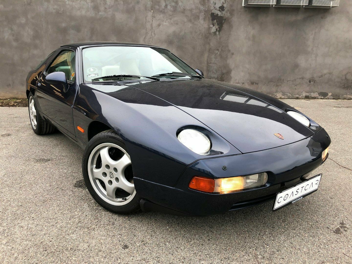 Blå Porsche 928 fra 1986