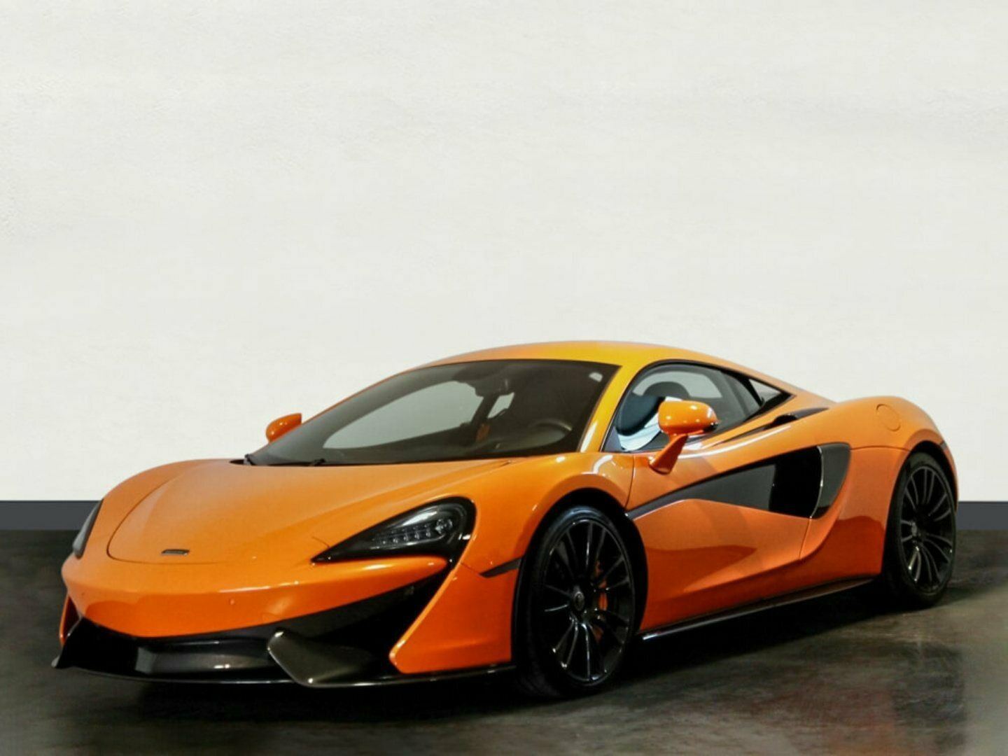 Grå McLaren 570S fra 2016