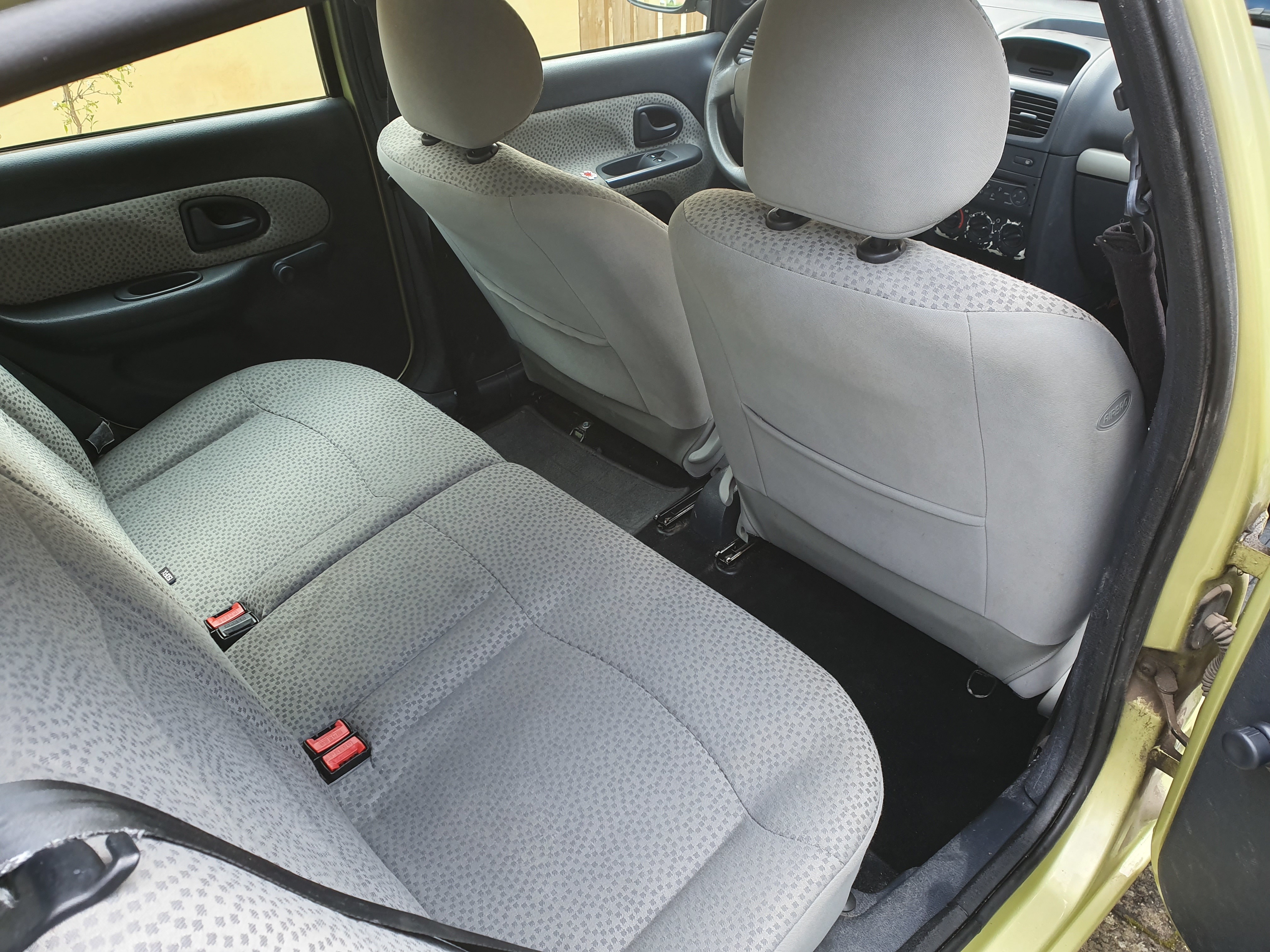 Grøn Renault Clio fra 2006