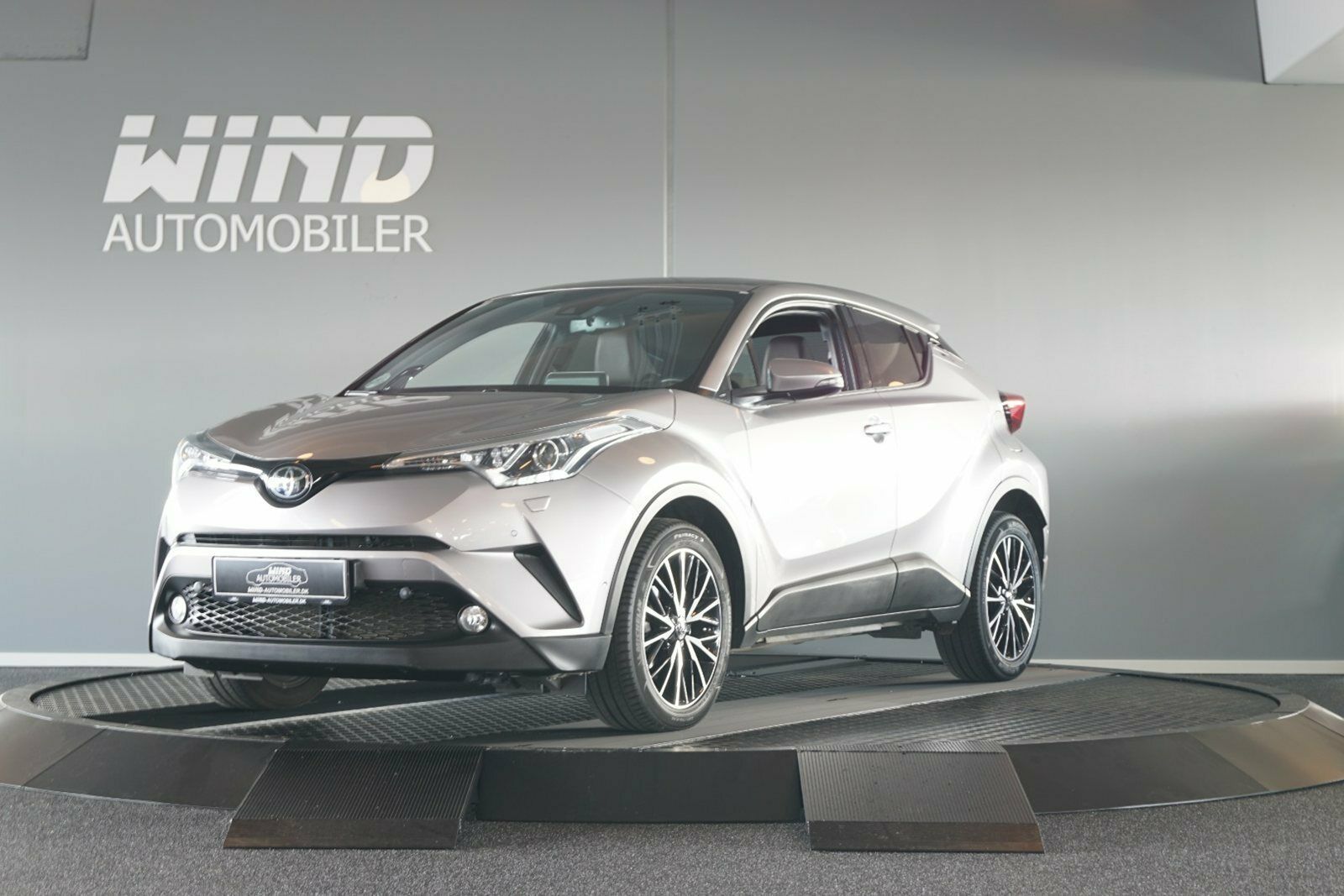 Grå Toyota C-HR fra 2016
