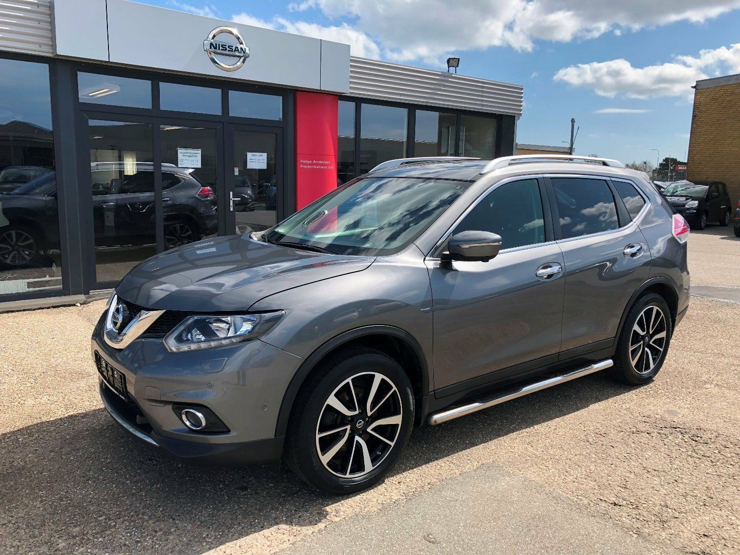 Grå Nissan X-Trail fra 2014