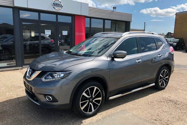 Grå Nissan X-Trail fra 2014